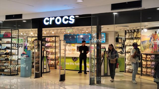 metro crocs acropolis mall
