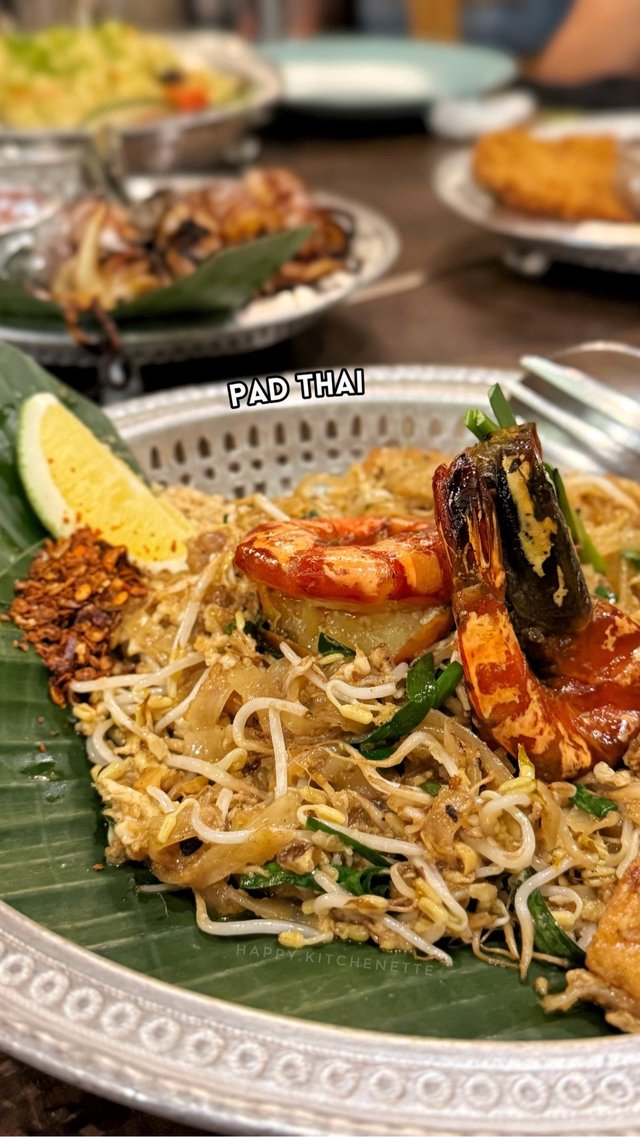 Our fave Thai dish! Savory rice noodles topped with huge shrimp, tofu, bean sprouts, and spring onion.