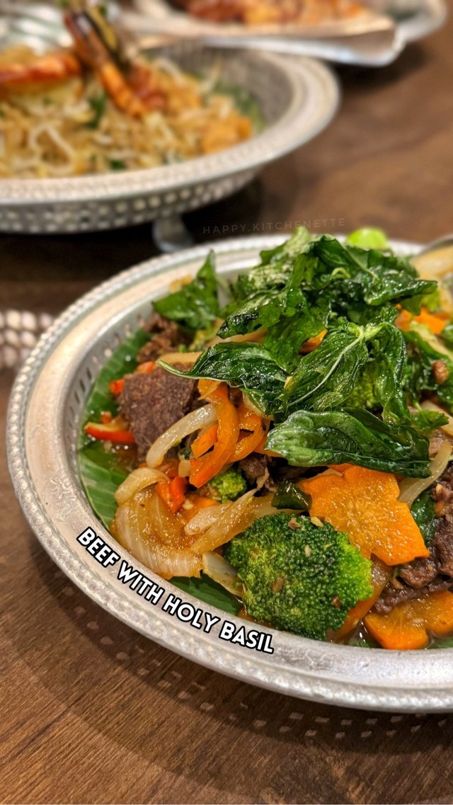 Flavorful beef slices stir-fried with aromatic Thai basil, chili, and garlic. (Di masyadong spicy, promise 😁)